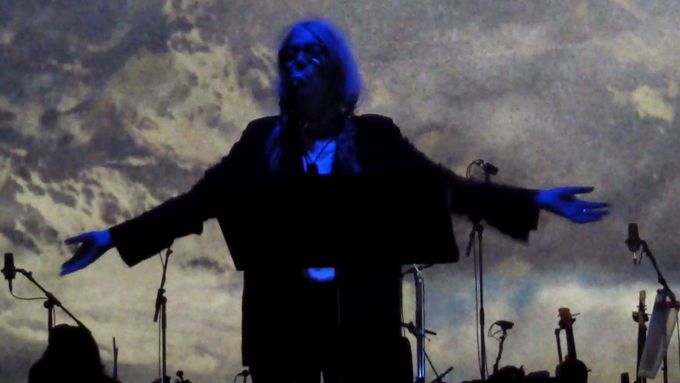 Písničkářka Patti Smith jako protipól ruského ničení čte básně Antonina Artauda, Arthura Rimbauda či Reného Daumala.
