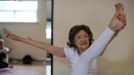 Yoga instructor Tao Porchon-Lynch leads a class in Hartsdale, New York, May 14, 2012. At 93 years old, Porchon-Lynch was named the world's oldest yoga teacher by Guinness World Records. REUTERS/Keith Bedford (UNITED STATES - Tags: SOCIETY) Published: Kvě. 14, 2012, 10:43 odp.