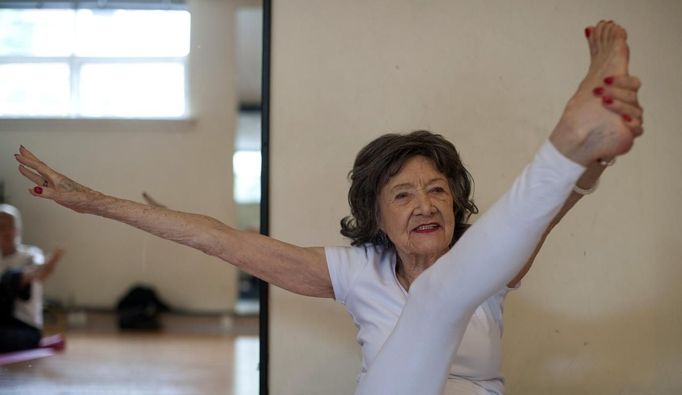 Yoga instructor Tao Porchon-Lynch leads a class in Hartsdale, New York, May 14, 2012. At 93 years old, Porchon-Lynch was named the world's oldest yoga teacher by Guinness World Records. REUTERS/Keith Bedford (UNITED STATES - Tags: SOCIETY) Published: Kvě. 14, 2012, 10:43 odp.