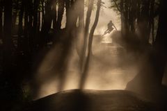 Cyklista rozvířil prach a fotograf Jan Kasl tušil, že to bude skvělý snímek