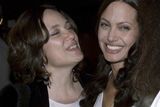 Její matka Marcheline Bertrand se kvůli Angelině Jolie vzdala herecké kariéry, aby měla dostatek času na péči o rodinu. Zde je Angelina zachycena se svou matkou v roce 2001. O šest let později zemřela na rakovinu. Právě kvůli strachu z dědičných vloh způsobujících rakovinu podstoupila Angelina Jolie operaci ňader.