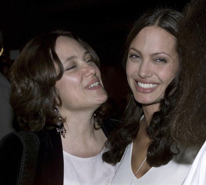 Actress Angelina Jolie (R) and her mother Marcheline Bertrand pose together at the premiere of Jolie's film "Original Sin" in Hollywood in this July 31, 2001 file photo. Oscar-winning actress Jolie said on May 14, 2013 that she had undergone a preventive double mastectomy after finding out she had a gene mutation that leads to a sharply higher risk of both breast and ovarian cancer. Jolie, writing in the New York Times, said her mother's death from cancer at 56 and the discovery that she carried the BRCA1 gene mutation led to her decision out of fears she might not be around for her six children. REUTERS/Fred Prouser/Files (UNITED STATES - Tags: ENTERTAINMENT HEADSHOT PROFILE) Published: Kvě. 14, 2013, 6:52 dop.