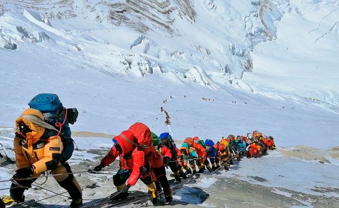 Stoupání na Mount Everest v květnu 2019.