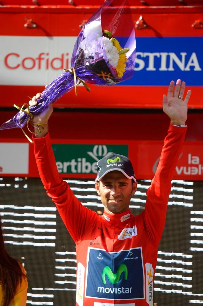 Španělský cyklista Alejandro Valverde ze stáje Movistar slaví vítězství ve 3. etapě Vuelty 2012.