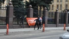 Incident před českou ambasádou v Moskvě