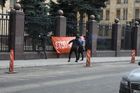 Incident před českou ambasádou v Moskvě