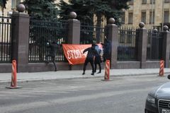 Útok dýmovnicí na českou ambasádu je podle Rusů "drobný přestupek". Tvrdí, že ho řeší