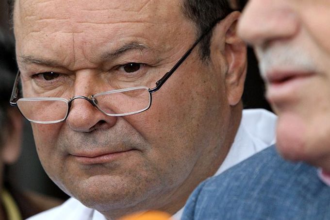 "Vpravili jsme mu necementovaný model, který je vhodný pro mladší pacienty a sportovce," uvedl po operaci přednosta Ortopedické kliniky FN Na Bulovce Pavel Dungl.
