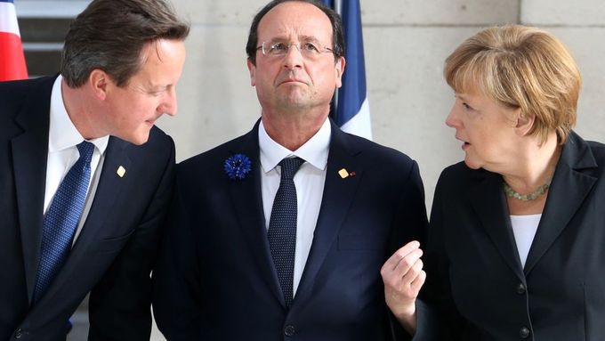 David Cameron, Francois Hollande a Angela Merkelová v Ypres.