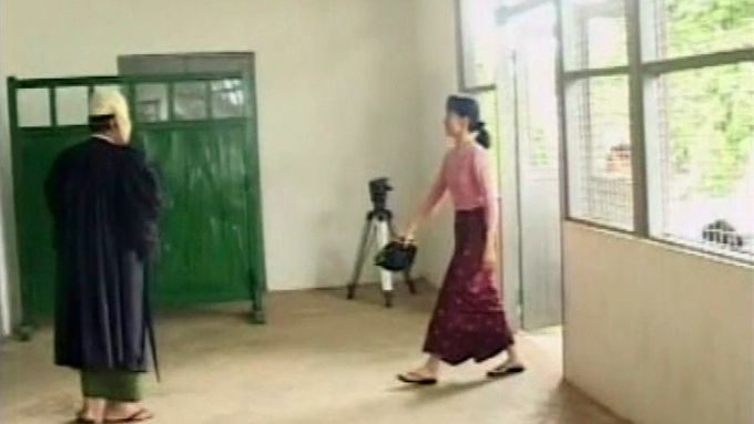 Aun Schan Su Ťij na záběrech barmské státní televize pořízených v prostoru rangúnské věznice Insein, kde soudní proces probíhá