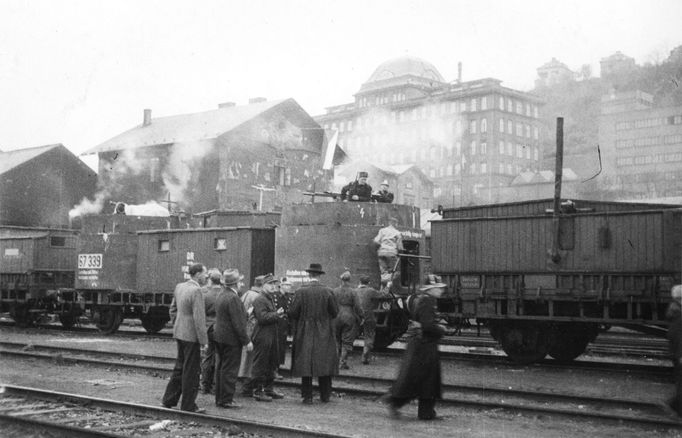 Improvizovaný obrněný vlak na Smíchově 5. května 1945.