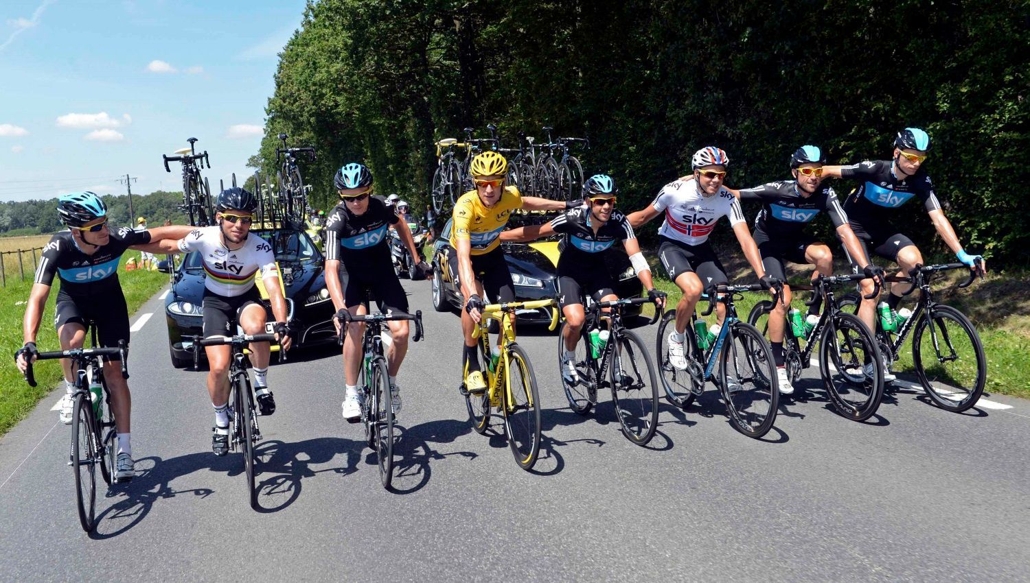 Britský cyklista Bradley Wiggins slaví vítězství v Tour de France po její poslední 20. etapě.