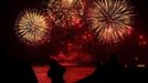 People watch as fireworks explode over San Francisco Bay during the 75th anniversary celebration of the Golden Gate Bridge in San Francisco, California May 27, 2012. REUTERS/Robert Galbraith (UNITED STATES - Tags: ANNIVERSARY SOCIETY) Published: Kvě. 28, 2012, 5:35 dop.