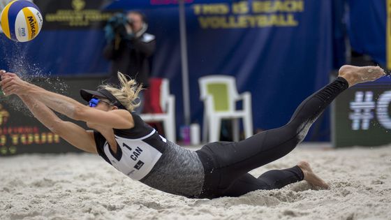 I když nedělní počasí nebylo v Ostravě zrovna plážové, beach volejbalistek i jejich mužští kolegové bojovali na písku v areálu v Dolní oblasti Vítkovic o každý míč.