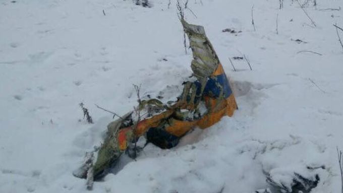 U Moskvy se zřítilo ruské letadlo. Sledujte první záběry z místa havárie
