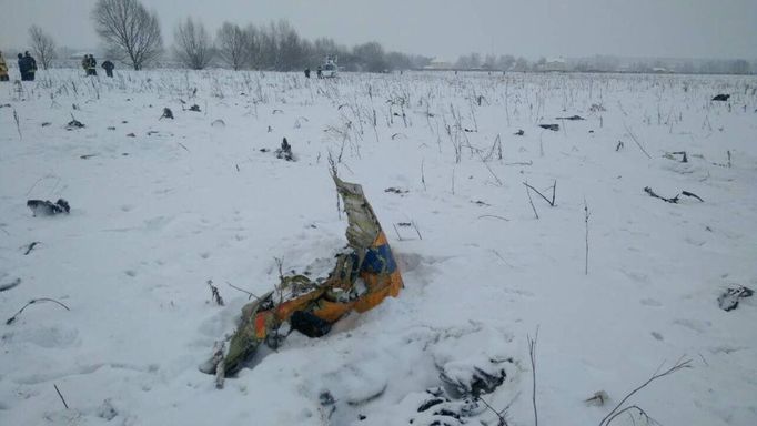 Trosky letadla Saratovských aerolinií na místě tragédie.