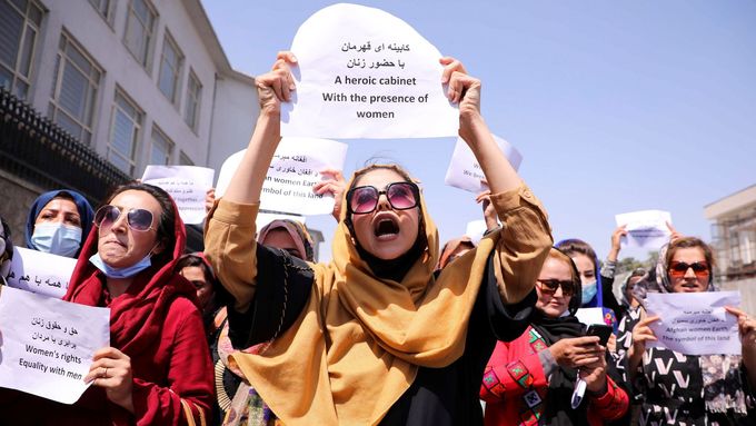 Afghánské ženy protestující za zachování svých pracovních pozic a míst ve škole před prezidentským palácem v Kábulu.