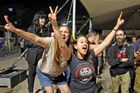Zprávy o dohodě o příměří mezi Izraelem a Hamásem byly provázeny oslavami a radostnými scénami jak v Gaze, tak v Izraeli, ačkoli obyvatelé na obou stranách ničivé války vyjádřili obavy, že dohoda by stále mohla propadnout.