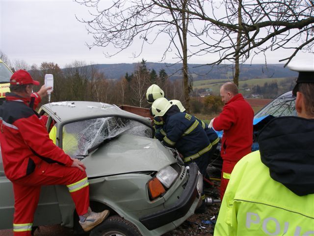 Při nehodě u Vrchlabí se vážně zranil řidič