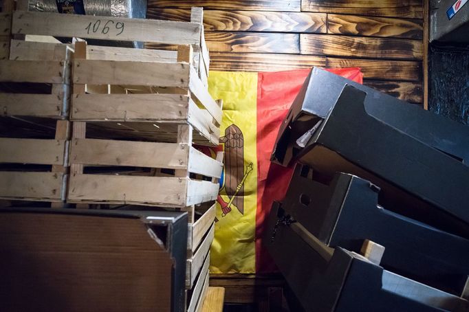 Krabice, z nichž si ještě nedávno vybírali ukrajinští uprchlíci věci, které potřebují.