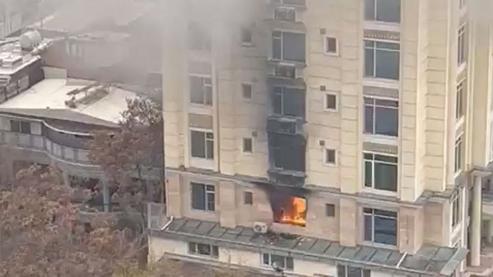 Kábulským hotelem oblíbeným mezi Číňany otřásl výbuch. Zemřeli nejméně tři lidé; Zdroj foto: social media video obtained by REUTERS