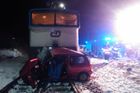 Při srážce vlaku s autem na Mělnicku zemřel člověk. Trať mezi Velvary a Kralupy nad Vltavou stojí
