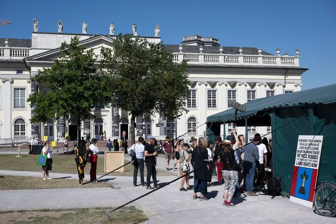 Před Fridericianem stojí Aboriginal Tent Embassy od Richarda Bella. Věnuje se otázce reparací původním obyvatelům kolonizovaných zemí.