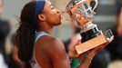 Coco Gauffová s trofejí pro vítězku French Open 2025