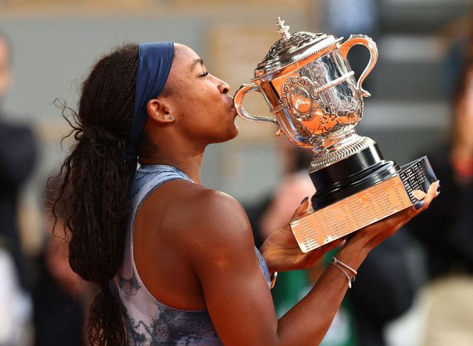 Coco Gauffová s trofejí pro vítězku French Open 2025