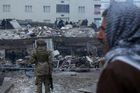 V Turecku se zřítilo téměř tři tisíce budov. Záchranáři hledají v ruinách přeživší