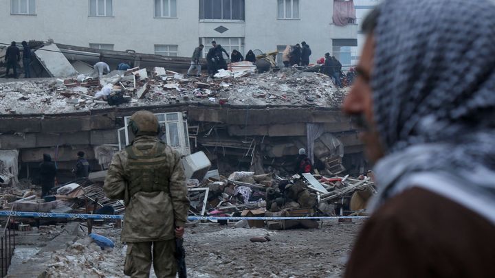 V Turecku se zřítily téměř tři tisíce budov. Záchranáři hledají v ruinách přeživší; Zdroj foto: Reuters