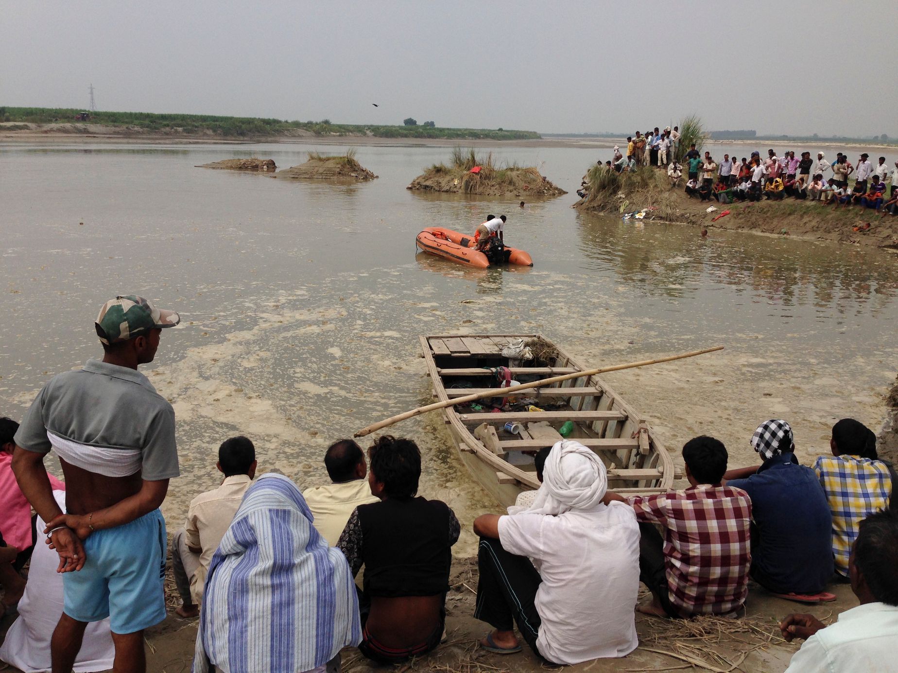 Potopená loď v Indii, na které zemřeli lidé.