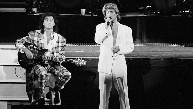 George Michael a Andrew Ridgeley z britského dua Wham! během vystoupení na koncertě v čínském Pekingu 7. dubna 1985.