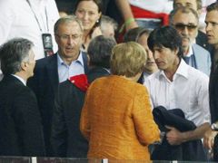 Vykázaní trenéři vysvětlovali celý incident německé a rakouské politické honoraci. Joachim Löw v debatě s německou kancléřkou Angelou Merkelovou (v oranžovém).