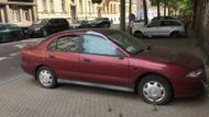 Hned naproti Citroënu stojí opuštěné auto z Estonska.