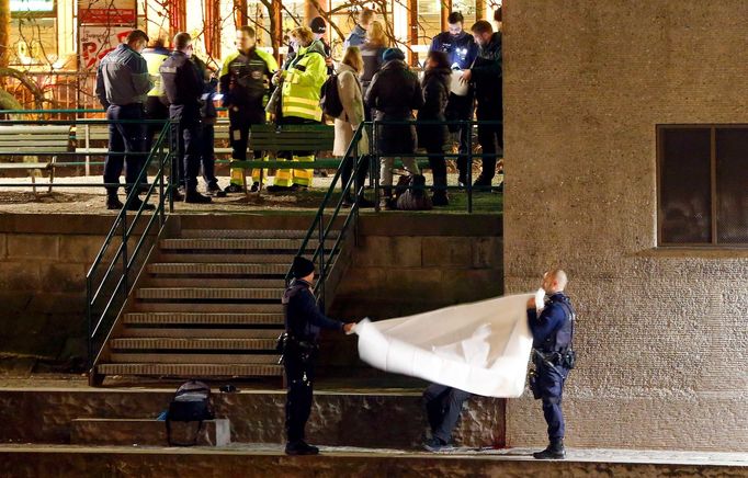 Policisté u muslimského centra v Curychu.