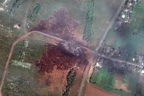 Foto ze satelitu: Tak to vypadá na místě tragédie MH17
