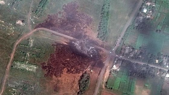 Foto ze satelitu: Tak to vypadá na místě tragédie MH17