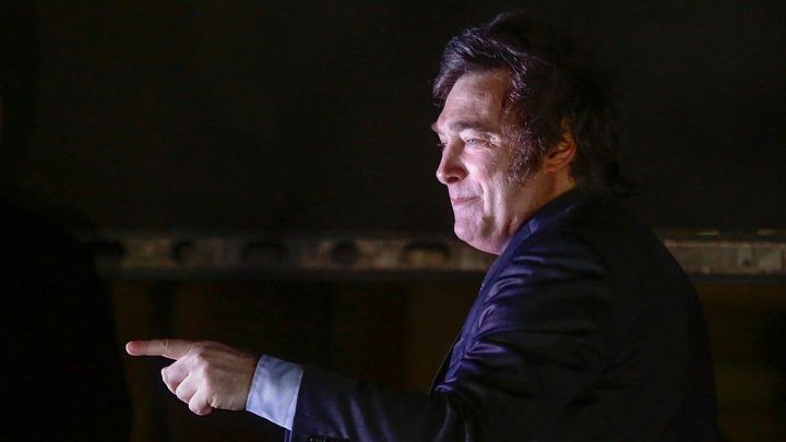 Uráží papeže, obdivuje Trumpa. Divoký Milei chce radikálně "vyléčit" Argentinu