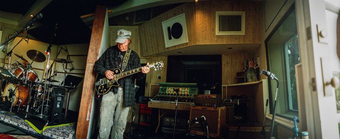 Kytarista a zpěvák Neil Young.