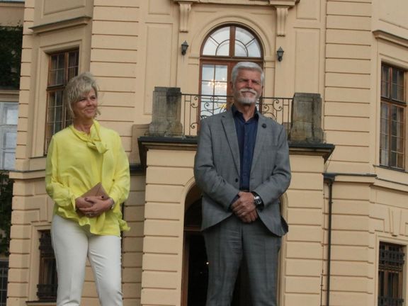 Prezident Petr Pavel se svou manželkou Evou při příchodu mezi mladé lidi. Nejdříve k nim pronesl prezident několik slov.