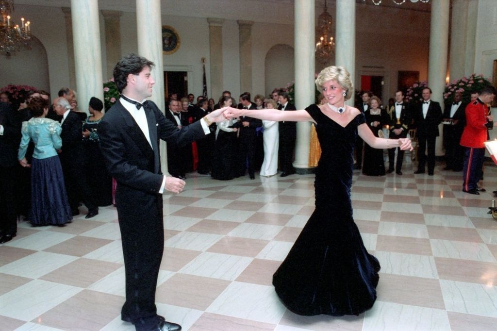 Princezna Diana při tanci s Johnem Travoltou v Bílém domě ve Washingtonu 1985