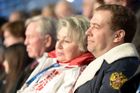 Nudné zahájení her? Ruský premiér na stadionu usnul