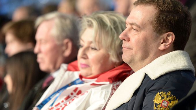 Video: Premiér Medveděv usnul při zahájení olympiády v Soči
