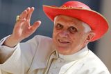 Benedikt, občanským jménem Joseph Ratzinger, stál v čele katolické církve v letech 2005 až 2013. Stal se prvním papežem po zhruba 600 letech, který na svou funkci rezignoval.