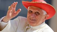 Benedikt, občanským jménem Joseph Ratzinger, stál v čele katolické církve v letech 2005 až 2013. Stal se prvním papežem po zhruba 600 letech, který na svou funkci rezignoval.