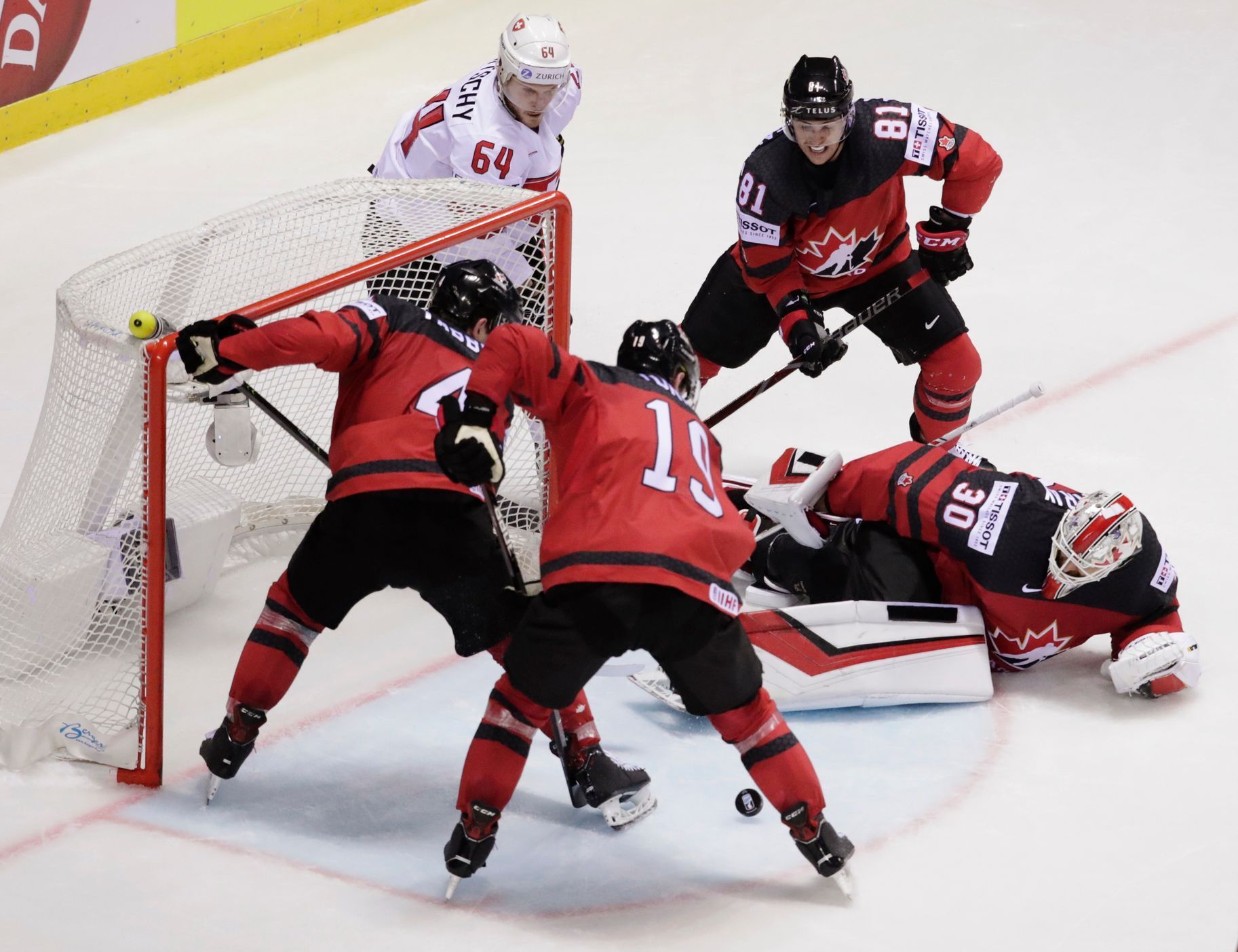 Skrumáž před kanadskou brankou ve čtvrtfinále MS 2010 Kanada - Švýcarsko