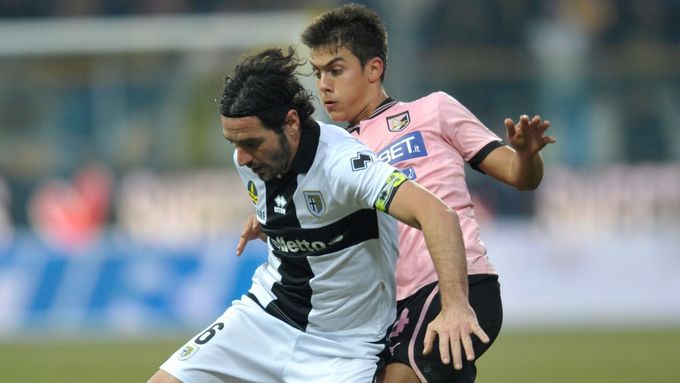 Ještě v roce 2013 nastupovala Parma v Serii A, pak ale přišel pád do fotbalového suterénu. V příští sezoně si ale i díky Lucarellimu znovu zahraje s elitou.