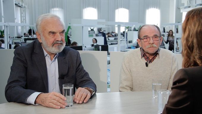 Rozhovor s Jaroslavem Uhlířem a Zdeňkem Svěrákem na DVTV.