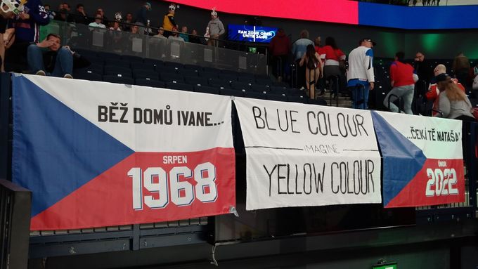 Čeští fanoušci vyvěsili na podporu Ukrajiny vlajku v textovém provedení. Klasickou jim zakázali.